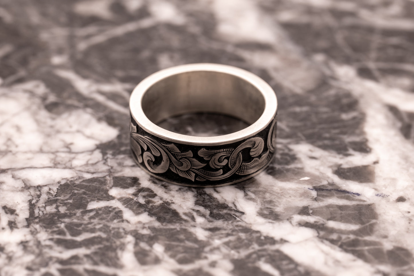 Bague gravée de volutes