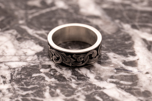 Bague gravée de volutes