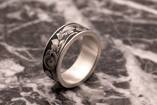 Bague gravée de volutes