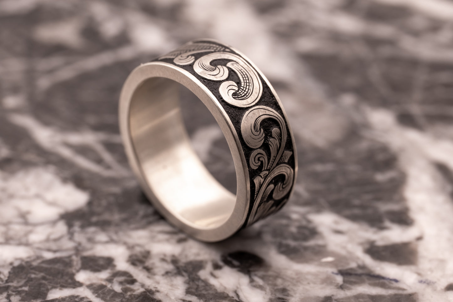 Bague gravée de volutes